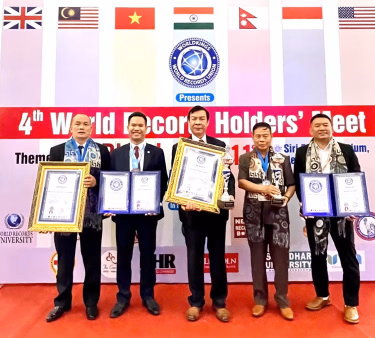 AHLĐ Nguyễn Quang Mâu đón nhận kỷ lục thế giới thứ sáu tại Ấn Độ năm 2023. AHLĐ Nguyễn Quang Mâu đón nhận kỷ lục thế giới thứ sáu tại Ấn Độ năm 2023.