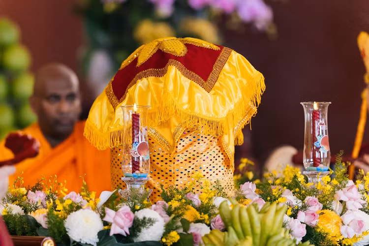 Trước đó, chiều 2/5, chuyên cơ đặc biệt chở xá lợi Đức Phật từ Ấn Độ đã hạ cánh xuống TP HCM, mở đầu cho chuỗi sự kiện trọng đại trong khuôn khổ Vesak 2025. Đây là lần đầu tiên trong lịch sử, xá lợi Phật được cung thỉnh đến Việt Nam.