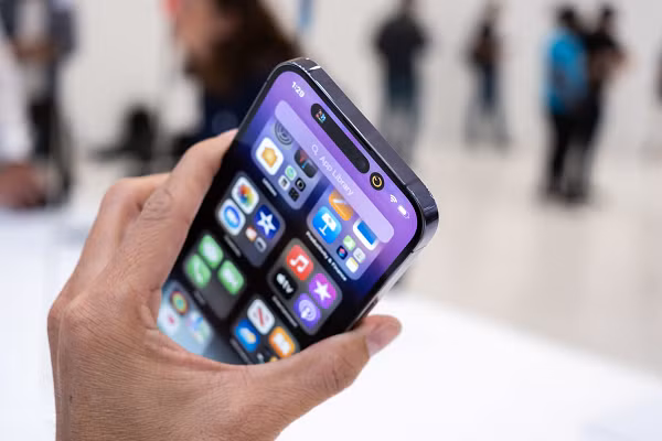 Tuy nhiên, dù bị chê sau mỗi lễ ra mắt, iPhone vẫn luôn là smartphone cao cấp bán chạy nhất toàn cầu.