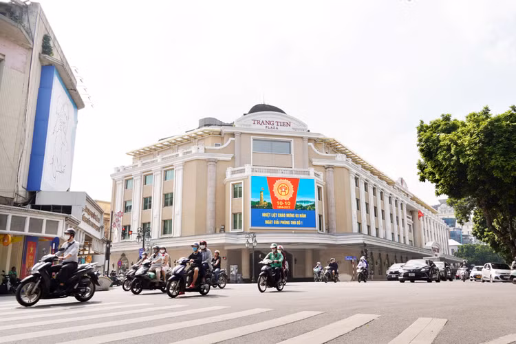 Màn hình đèn led với dòng chữ kỷ niệm ngày Giải phóng Thủ đô tại Tràng Tiền Plaza trên phố Hàng Bài.
