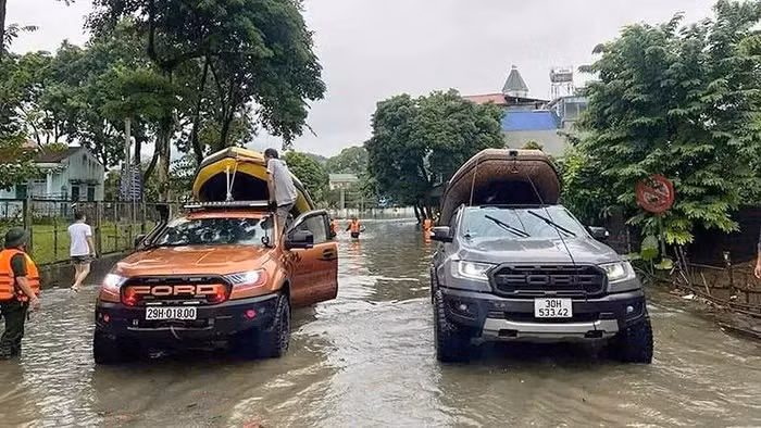 Cộng đồng đã nhanh chóng kết nối, đáp lại lời kêu gọi ấy. Hàng chục chiếc thuyền tại Chùa Hương (huyện Mỹ Đức, TP Hà Nội) được người dân vận chuyển ngay trong đêm đến Thái Nguyên và các tỉnh ngập lụt. Các cá nhân, CLB thuyền thể thao từ khắp nơi cũng nhanh chóng đưa thuyền máy và nhu yếu phẩm đến những tỉnh bị thiên tai, cùng tham gia với lực lượng chức năng cứu giúp người dân.