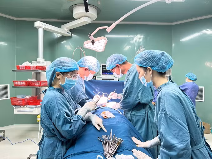 Các bác sĩ phẫu thuật lấy búi tóc trong bụng bé gái. Ảnh: Kim Ny