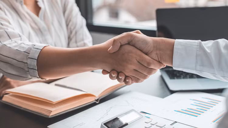 Các mối quan hệ mở ra nhiều cơ hội phát triển bản thân (Nguồn: Canva) Các mối quan hệ mở ra nhiều cơ hội phát triển bản thân (Nguồn: Canva)
