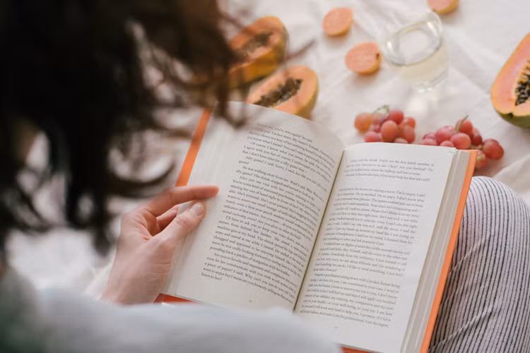 Đọc sách tối thiểu 30 phút mỗi ngày để mở rộng hiểu biết (Nguồn: Canva) Đọc sách tối thiểu 30 phút mỗi ngày để mở rộng hiểu biết (Nguồn: Canva)
