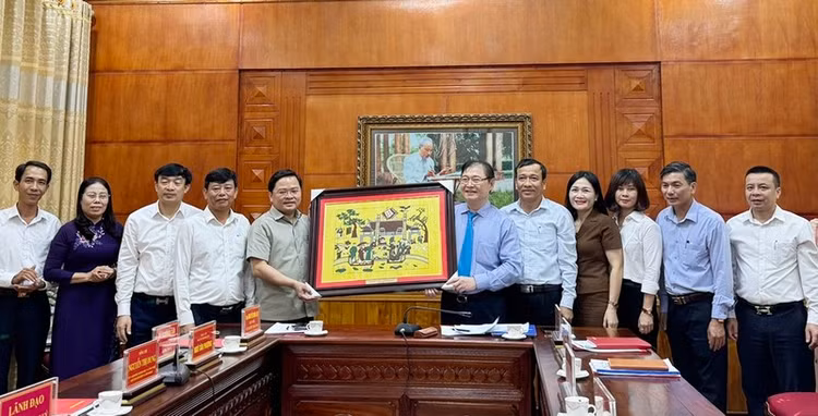 Đoàn đại biểu Liên hiệp các Hội Khoa học và Kỹ thuật Việt Nam tặng tranh lưu niệm cho Tỉnh ủy Bắc Ninh.