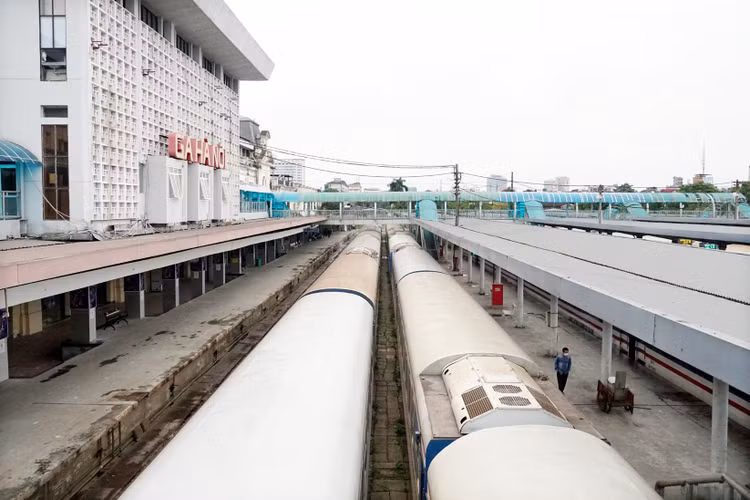 Trong chiến tranh, ga Hàng Cỏ trở thành một trong những mục tiêu hàng đầu bị máy bay Mỹ ném bom, bắn phá.