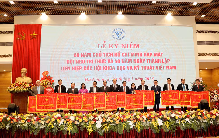 Đồng chí Phạm Quang Thao, Phó Chủ tịch, Chủ nhiệm Ủy ban Kiểm tra Liên hiệp Hội Việt Nam và đồng chí Phạm Ngọc Linh, Phó Chủ tịch Liên hiệp Hội Việt Nam trao tặng Cờ thi đua cho các đơn vị.