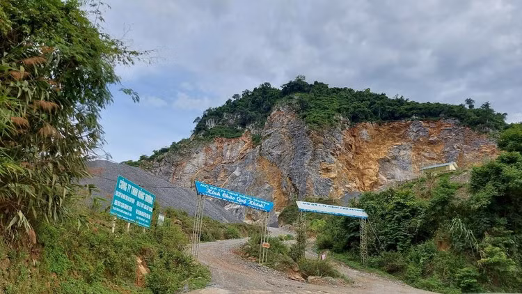 Mỏ đá Công ty TNHH Hồng Trường đang trở thành nỗi ám ảnh của người dân bản Kim Đa, xã Phà Đánh, huyện biên giới Kỳ Sơn.