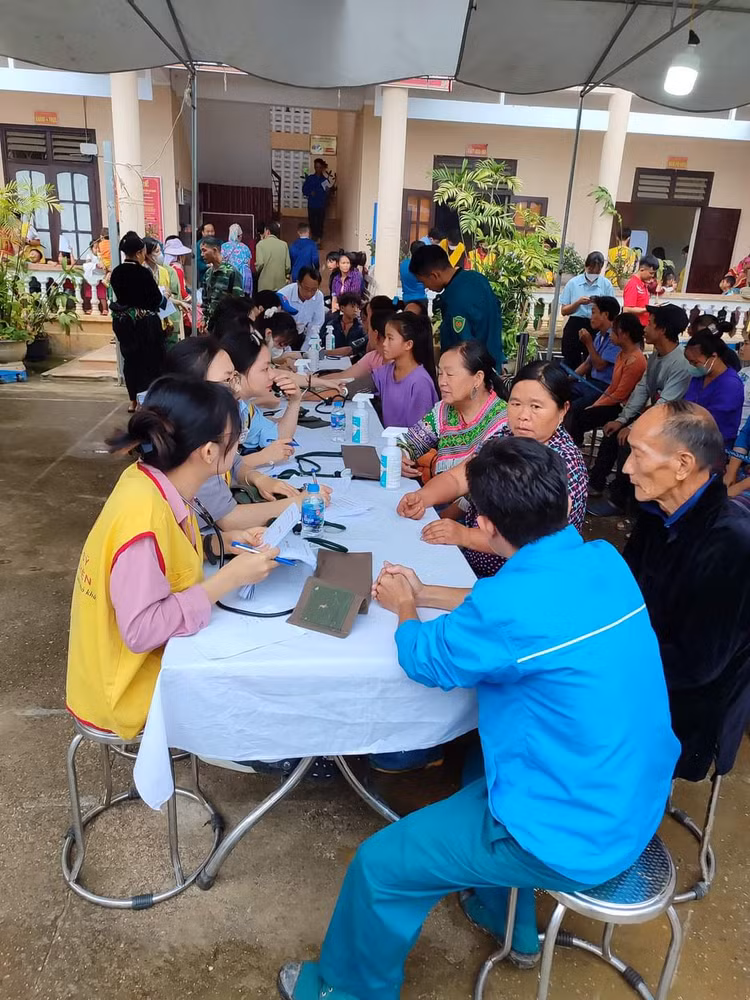 : Bác sĩ tình nguyện khám, chữa bệnh cho đồng bào vùng cao. : Bác sĩ tình nguyện khám, chữa bệnh cho đồng bào vùng cao.