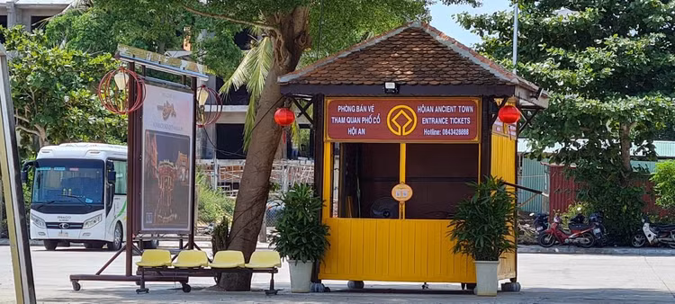 Trời nắng gắt nên phố xá tương đối vắng vẻ, các điểm bán vé không đông đúc. Trời nắng gắt nên phố xá tương đối vắng vẻ, các điểm bán vé không đông đúc.