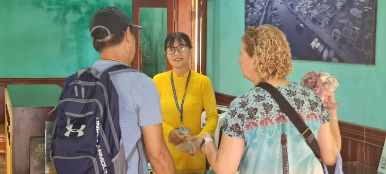 Nhân viên bán vé hướng dẫn du khách về các điểm tham quan trong phố cổ. Nhân viên bán vé hướng dẫn du khách về các điểm tham quan trong phố cổ.