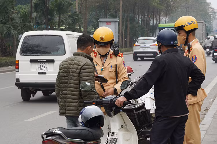 Đội CSGT số 1 kiểm tra nồng độ cồn lưu động đang tiến hành kiểm tra một trường hợp có biểu hiện sử dụng rượu bia.