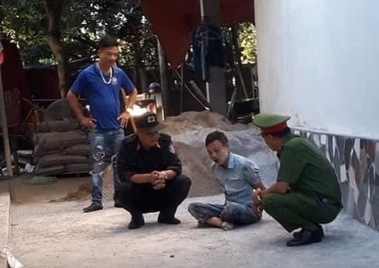 Cảnh sát khống chế bắt hung thủ dùng súng giết vợ. Ảnh: Đất Quảng Ninh. Cảnh sát khống chế bắt hung thủ dùng súng giết vợ. Ảnh: Đất Quảng Ninh.