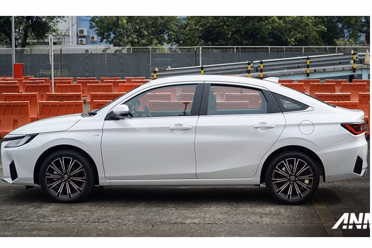 Giá xe Toyota Vios 2023 ở thị trường Indonesia dao động từ 314,9 - 368,4 triệu Rupiah (khoảng 491 - 575 triệu đồng). Mẫu sedan hạng B này sở hữu chiều dài 4.425 mm, chiều rộng 1.740 mm, chiều cao 1.480 mm và chiều dài cơ sở 2.620 mm. So với thế hệ cũ, xe ngắn hơn 17 mm, rộng hơn 10 mm, cao hơn 5 mm và chiều dài cơ sở tăng 70 mm.