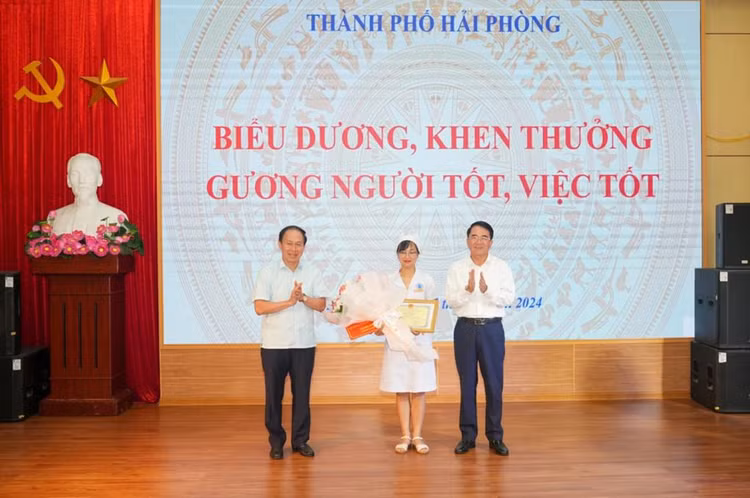 Bí thư Thành ủy Hải Phòng Lê Tiến Châu (bên trái) cùng Phó Chủ tịch UBND TP Hải Phòng Lê Khắc Nam tặng Bằng khen cho điều dưỡng Nguyễn Thị Thảo. Ảnh SK&ĐS. Bí thư Thành ủy Hải Phòng Lê Tiến Châu (bên trái) cùng Phó Chủ tịch UBND TP Hải Phòng Lê Khắc Nam tặng Bằng khen cho điều dưỡng Nguyễn Thị Thảo. Ảnh SK&ĐS.