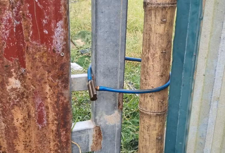 Dự án này được Tổng Công ty Hợp tác Kinh tế Việt Lào khóa kín, bỏ hoang hơn một thập kỷ. Dự án này được Tổng Công ty Hợp tác Kinh tế Việt Lào khóa kín, bỏ hoang hơn một thập kỷ.