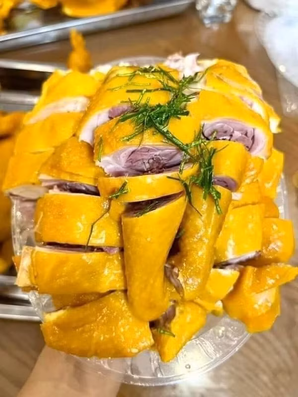 Gà ủ muối giá rẻ được quảng cáo chất lượng không khác gì các loại gà ủ muối truyền thống, thậm chí ngoại hình còn bắt mắt hơn. Gà ủ muối giá rẻ được quảng cáo chất lượng không khác gì các loại gà ủ muối truyền thống, thậm chí ngoại hình còn bắt mắt hơn.