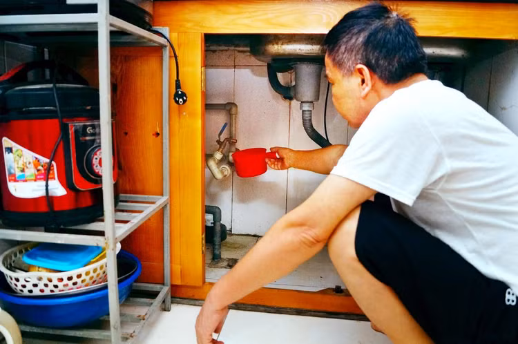 Ông Phép mở vòi nước khô roong.