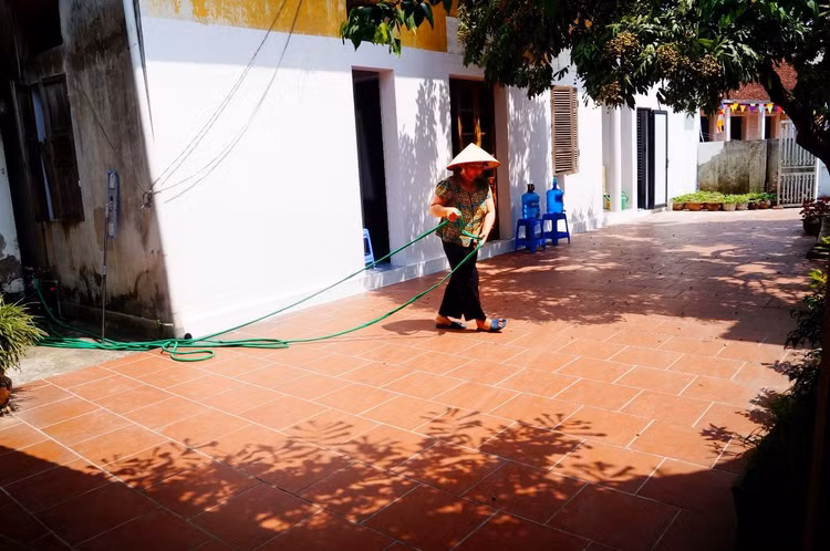 Chị Đỗ Thị Hoài dòng dây ống nhựa để bơm nước giếng khoan.
