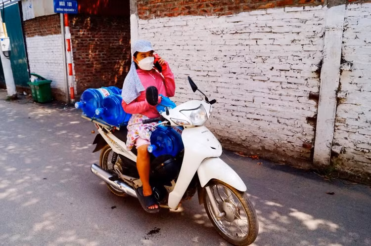 Chị Nguyễn Thị Mai (thôn Nội, đường Thôn Nội 3, Đức Thượng) mua 3 bình nước dùng nấu ăn hàng ngày.