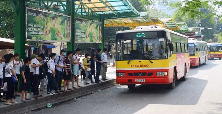 Trạm trung chuyển xe buýt Long Biên vào giờ cao điểm. Ảnh: Phạm Hùng