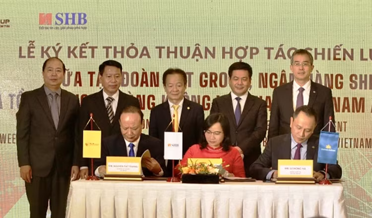 Đại diện lãnh đạo Tập đoàn T&amp;T Group, Ngân hàng SHB và Vietnam Airlines ký thỏa thuận hợp tác chiến lược.