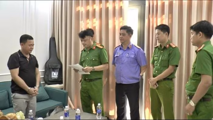 Cơ quan CSĐT Công an TP Đà Nẵng thực hiện lệnh bắt tạm giam bị can Lê Khắc Quốc.