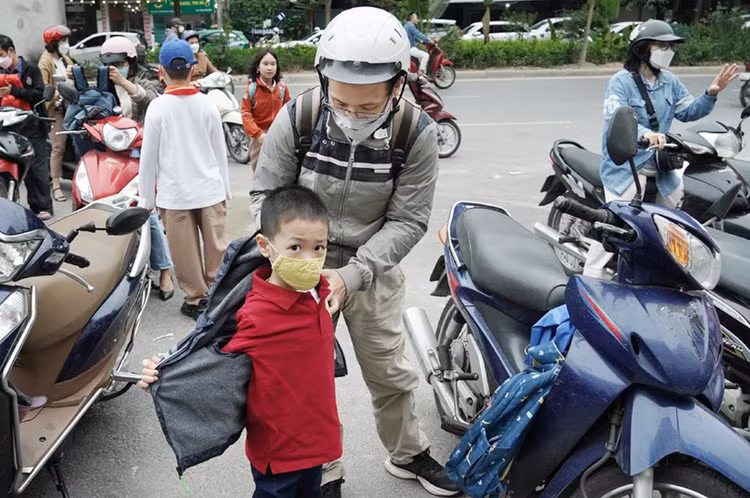 Khi đến trường, phụ huynh đã chủ động nhắc các con cởi áo khoác ngoài trước khi vào lớp.