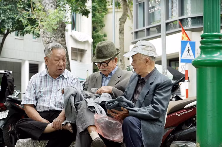 Cũng do rét đến sớm, các cụ đi tập thể dục đã khoe với nhau chiếc áo len mình vừa mua được.