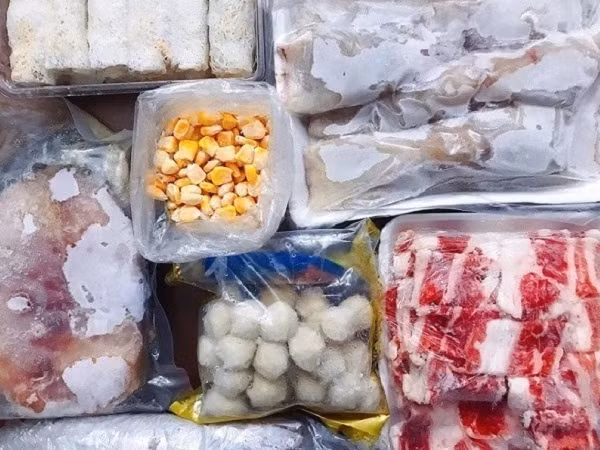 Nhiều nơi rao bán thực phẩm đông lạnh không có nhãn mác, nguồn gốc xuất xứ. Nguồn: IT. Nhiều nơi rao bán thực phẩm đông lạnh không có nhãn mác, nguồn gốc xuất xứ. Nguồn: IT.