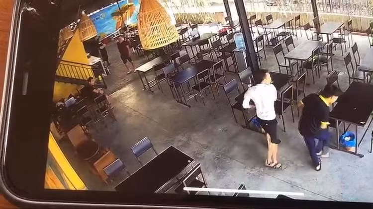 Một người đàn ông đi cùng ông P tát nhân viên của quán (ảnh cắt từ clip) Một người đàn ông đi cùng ông P tát nhân viên của quán (ảnh cắt từ clip)