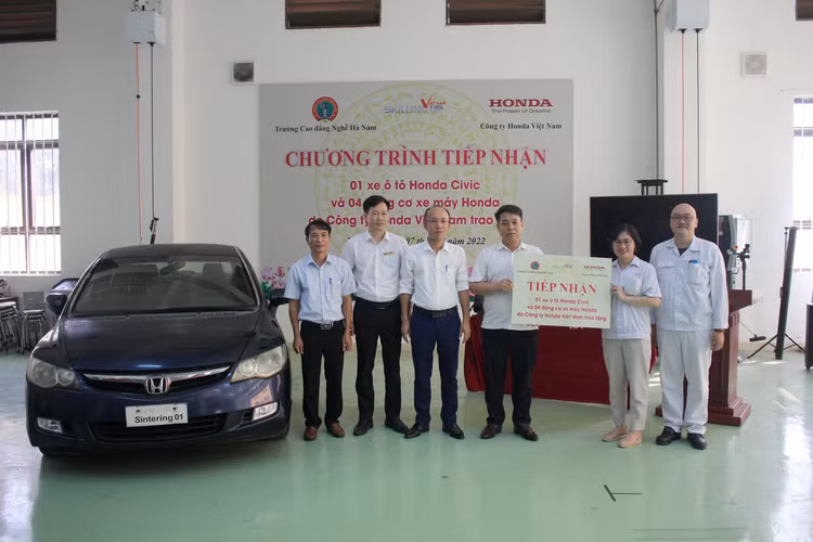Hình ảnh buổi lễ trao tặng tại Trường Cao đẳng Nghề Hà Nam. Hình ảnh buổi lễ trao tặng tại Trường Cao đẳng Nghề Hà Nam.