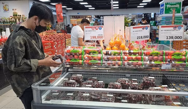 Người tiêu dùng bất ngờ với cherry giá rẻ bán tại siêu thị.