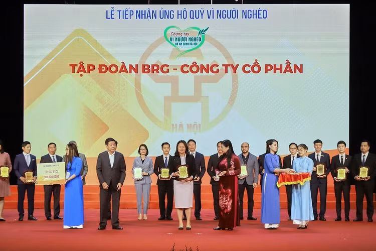 Ảnh. Đại diện Tập đoàn BRG ủng hộ 500 triệu đồng cho Quỹ vì người nghèo thành phố Hà Nội năm 2022