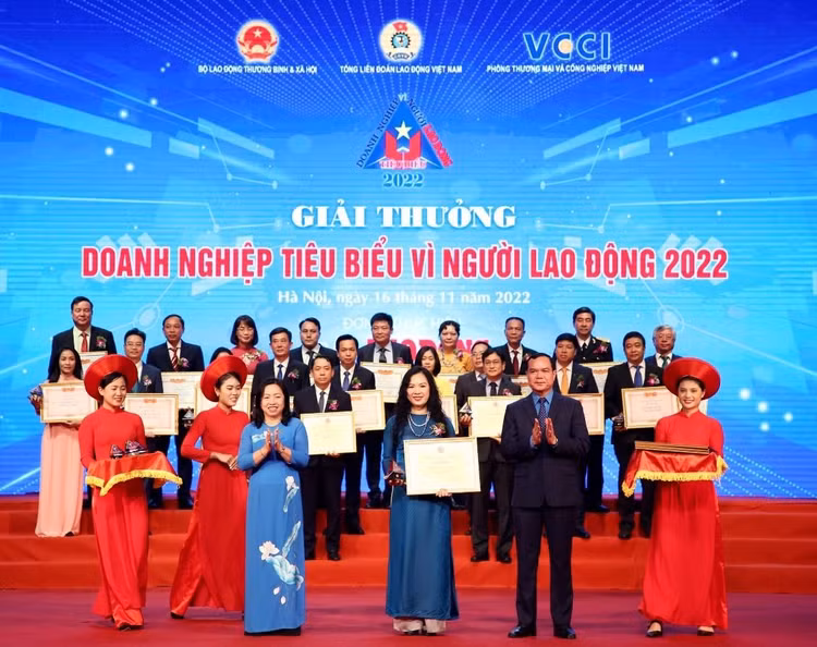 Ảnh. Đại diện Tập đoàn BRG nhận giải thưởng “Doanh nghiệp tiêu biểu vì người lao động” năm 2022 Ảnh. Đại diện Tập đoàn BRG nhận giải thưởng “Doanh nghiệp tiêu biểu vì người lao động” năm 2022