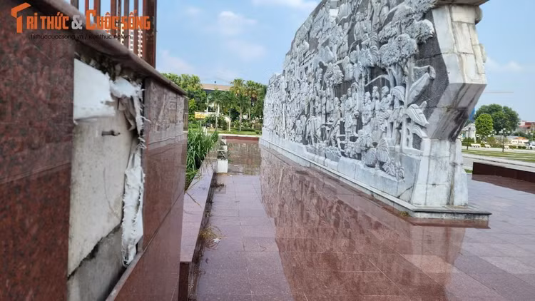 Gạch lát, đá lát tại sân quảng trường vỡ, hiện trạng tường chắn ốp đá bục sân khấu lễ đài trung tâm tại cốt 00m-1,2m và cốt 1,2m - 3,0m nhiều viên đá bị bong bật, rơi vỡ gây ảnh hưởng mỹ quan công trình.