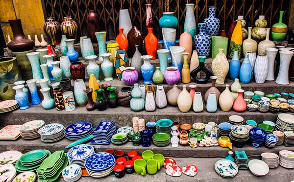 Nhiều sản phẩm gốm sứ không rõ nguồn gốc, xuất xứ được bày bán tràn lan trên thị trường.