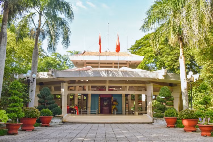 Đền thờ Chủ tịch Hồ Chí Minh ở Long Đức, Trà Vinh. Ảnh: Du lịch Trà Vinh.
