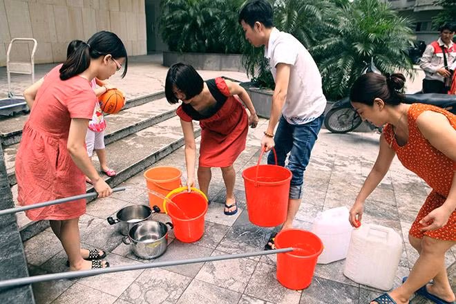 Mới đây, nhiều chung cư Hà Nội mất nước khiến nhiều cư dân phải sắp xếp công việc để ở nhà tranh thủ hứng nước mang lên tầng cao để sinh hoạt.