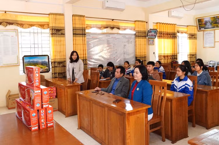 Bà Vi Thị Tú cho biết, Sơn Động là huyện miền núi khó khăn của tỉnh, có hơn 600 đối tượng là thương bệnh binh, người có công với cách mạng được hưởng chính sách trợ cấp hàng tháng, nằm rải rác ở các xã miền núi, đi lại rất xa và khó khăn.