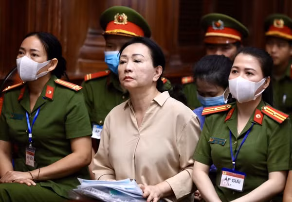 Bị cáo Trương Mỹ Lan (áo nâu). Ảnh: Duy Anh/ Tiền Phong.