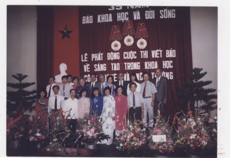 Lãnh đạo Liên hiệp các Hội Khoa học và Kỹ thuật Việt Nam và tập thể cán bộ, phóng viên Báo Khoa học và Đời sống tại lễ kỷ niệm 35 năm thành lập Báo. Lãnh đạo Liên hiệp các Hội Khoa học và Kỹ thuật Việt Nam và tập thể cán bộ, phóng viên Báo Khoa học và Đời sống tại lễ kỷ niệm 35 năm thành lập Báo.