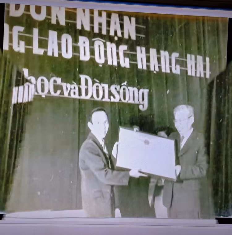 GS.VS Trần Đại Nghĩa trao Huân chương Lao động hạng Nhì cho Báo Khoa học và Đời sống tại lễ kỷ niệm 20 năm thành lập Báo. GS.VS Trần Đại Nghĩa trao Huân chương Lao động hạng Nhì cho Báo Khoa học và Đời sống tại lễ kỷ niệm 20 năm thành lập Báo.