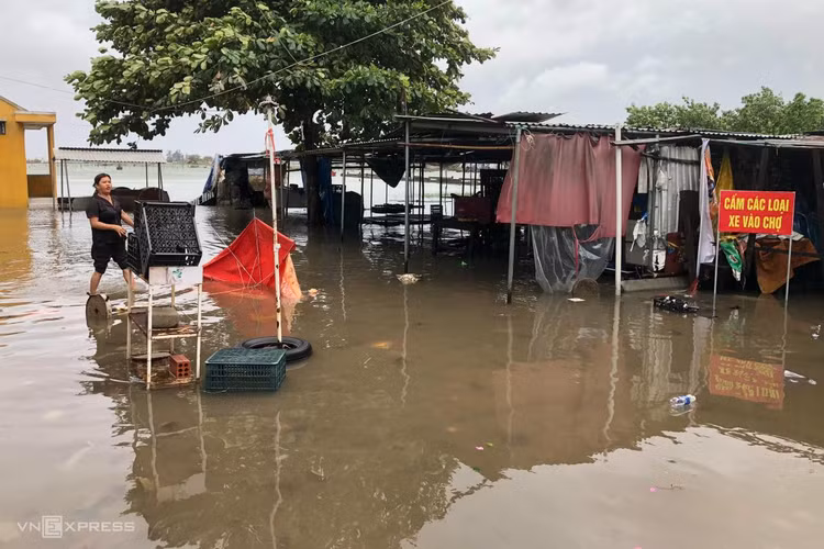 Khu vực các xã ở cửa biển Thuận An, Thừa Thiên Huế có gió giật liên hồi kèm mưa lớn, sóng cao. Hơn 40 hộ dân ở xóm Hương Giang vẫn đang bị cô lập do thủy triều dâng cao. Khu vực các xã ở cửa biển Thuận An, Thừa Thiên Huế có gió giật liên hồi kèm mưa lớn, sóng cao. Hơn 40 hộ dân ở xóm Hương Giang vẫn đang bị cô lập do thủy triều dâng cao.