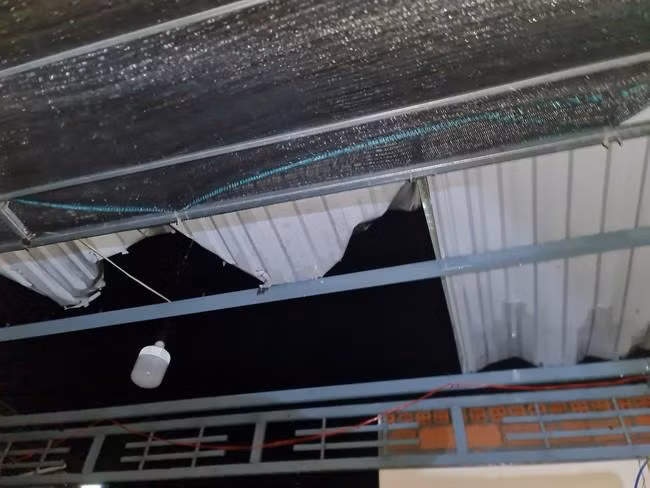 Vào 5h sáng nay, bão đã đổ bộ vào các huyện ven biển Quảng Nam. Nhiều ngôi nhà bị tốc mái. Ảnh: Trương Hồng. Vào 5h sáng nay, bão đã đổ bộ vào các huyện ven biển Quảng Nam. Nhiều ngôi nhà bị tốc mái. Ảnh: Trương Hồng.