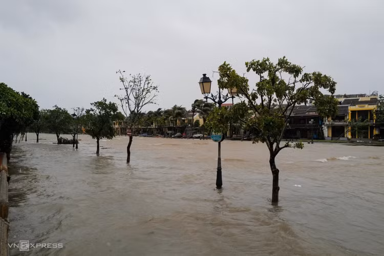 Nước sông Hoài dâng ngập 40cm trên đường Bạch Đằng gây khó khăn cho việc đi lại của người dân Hội An sáng nay. Nước sông Hoài dâng ngập 40cm trên đường Bạch Đằng gây khó khăn cho việc đi lại của người dân Hội An sáng nay.