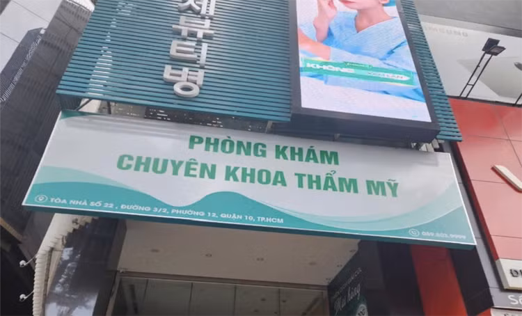 Tại địa chỉ số 22 đường 3/2, phường 12, quận 10, TP HCM, cơ sở thẩm mỹ “chui” ngang nhiên treo biển “Phòng khám chuyên khoa thẩm mỹ”, hành nghề trái phép, gây tai biến cho người bệnh. Ảnh: Sở Y tế TP HCM.