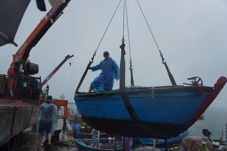 Một số người dân thuê xe cẩu để di chuyển thuyền lên bờ, đưa đến nơi tránh trú an toàn. Một số người dân thuê xe cẩu để di chuyển thuyền lên bờ, đưa đến nơi tránh trú an toàn.
