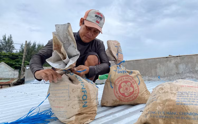 Tại xã Bình Hải và Bình Đông (huyện Bình Sơn, tỉnh Quảng Ngãi), người dân chằng buộc mái nhà, sử dụng các bao đất để cố định mái tôn, tránh bị gió thổi tốc mái. Tại xã Bình Hải và Bình Đông (huyện Bình Sơn, tỉnh Quảng Ngãi), người dân chằng buộc mái nhà, sử dụng các bao đất để cố định mái tôn, tránh bị gió thổi tốc mái.