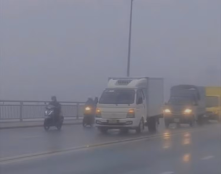 Ngày 18/9, địa bàn TP Đà Nẵng có mưa lớn, gió mạnh trên cầu Thuận Phước khiến người điều khiển xe máy vất vả di chuyển. Nhiều ô tô tải nối đuôi nhau chắn gió giúp người đi xe máy qua cầu. Ngày 18/9, địa bàn TP Đà Nẵng có mưa lớn, gió mạnh trên cầu Thuận Phước khiến người điều khiển xe máy vất vả di chuyển. Nhiều ô tô tải nối đuôi nhau chắn gió giúp người đi xe máy qua cầu.